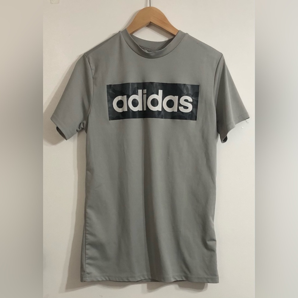 Adidas Original men’s T-shirt camo box Adidas logo crewneck pull over gray.M